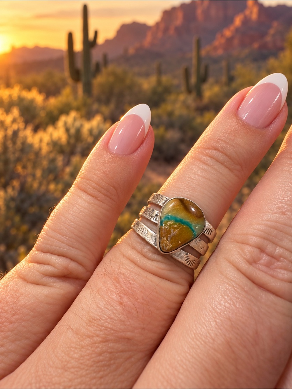 Size 6 (wide band so fits snug) gorgous Fox Turquoise Sterling Silver Ring 🩵